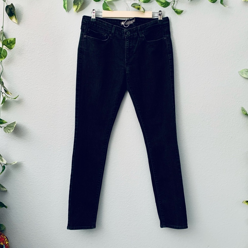 Levi slight curve modern rise skinny Jean